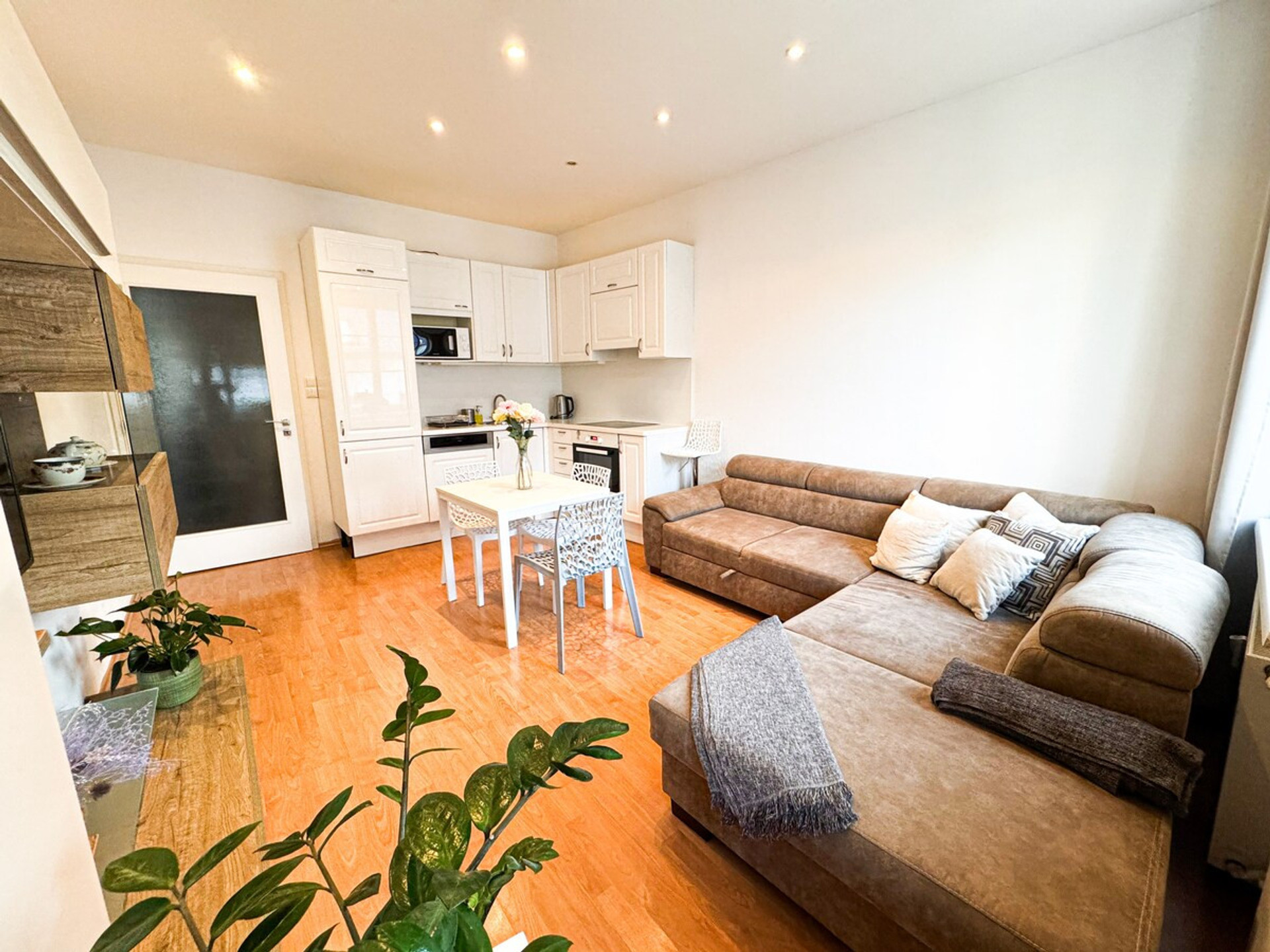 Living room image 3