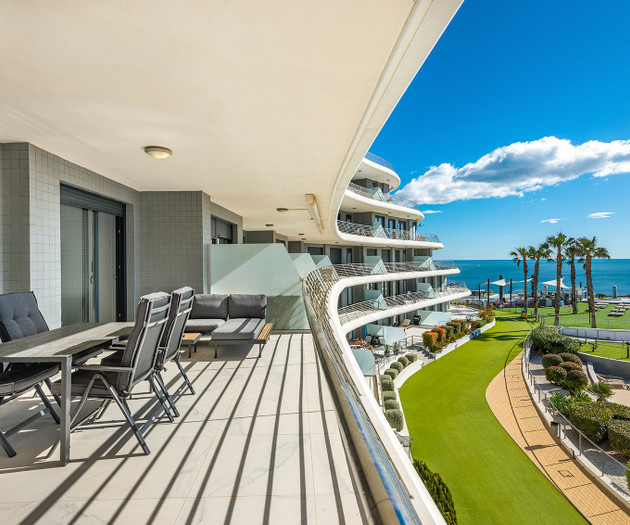 Luxury Beachfront Apt | Heated Pool, Gym & Seaview