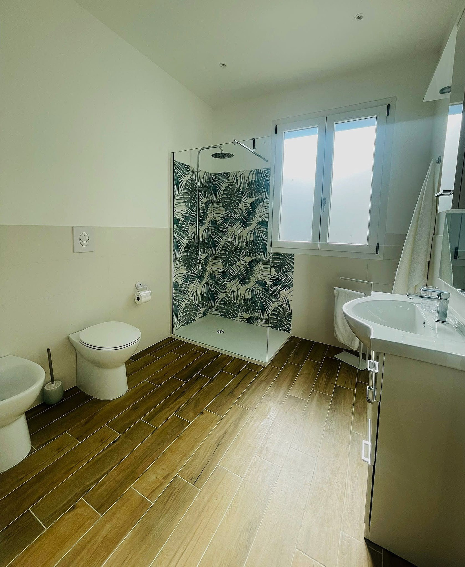 Bathroom with tropical leaf shower