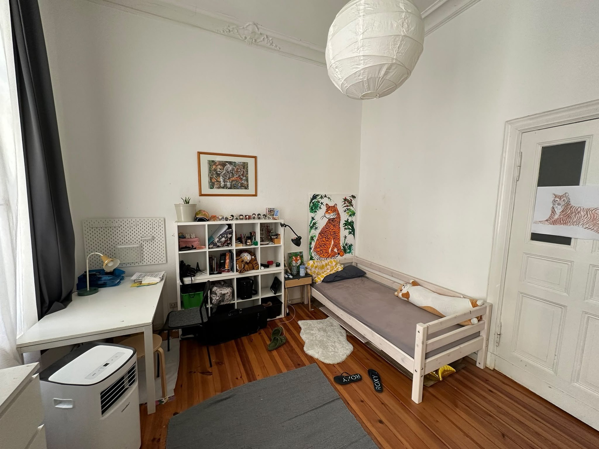 Child bedroom with single bed desk