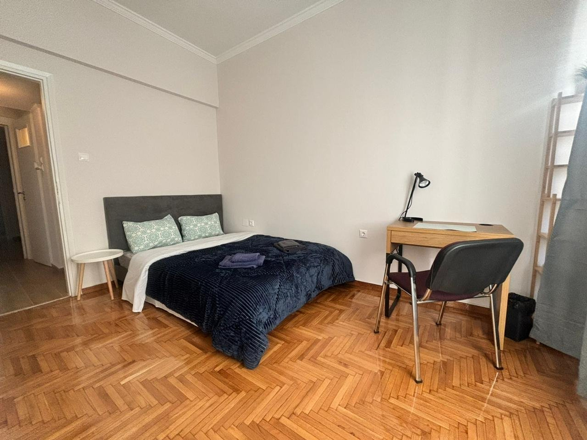 Bedroom with desk and parquet floor