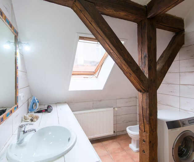 CLASSY Attic ROOM Downtown w/ Workplace & Monitor