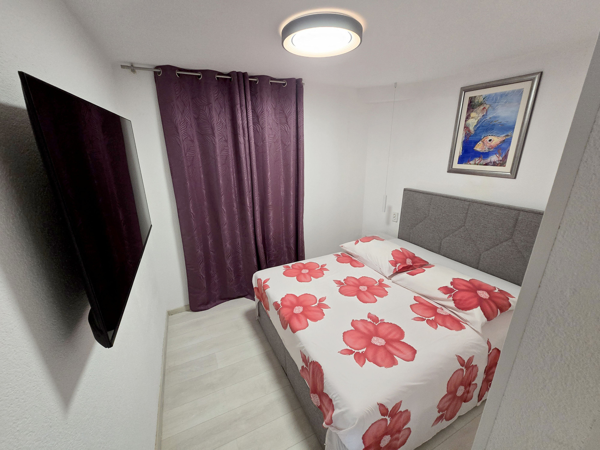 Bedroom with double bed, TV