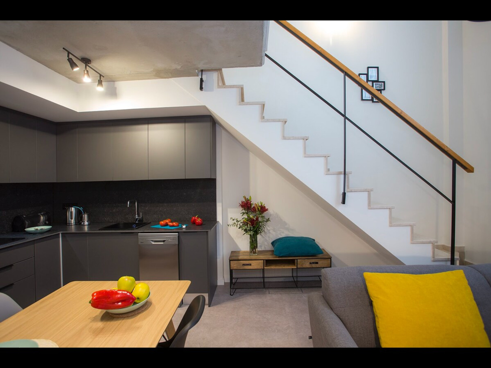 Dining area image 1