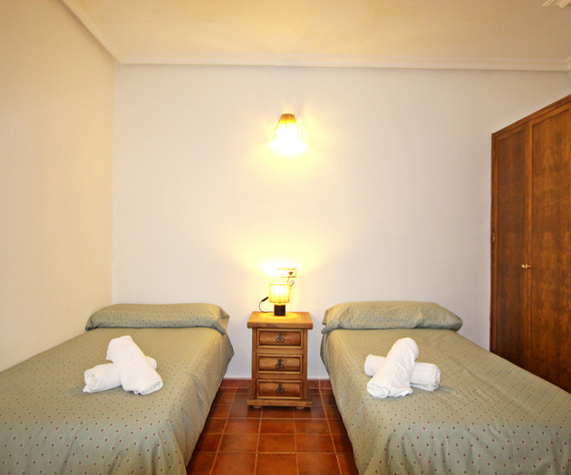 Twin bedroom with towels