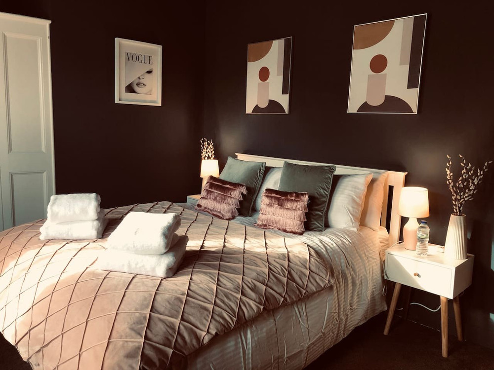 Suffolk pink house room 4 Newmark preview