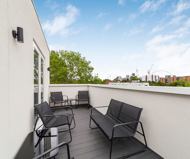 Lux 2BR Penthouse w/ Free Parking Terrace, Wembley