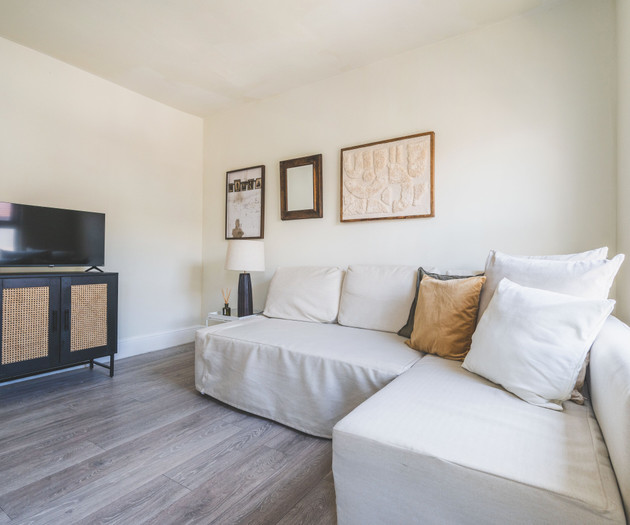 Minimalistic 2 Bed close by Central line | Parking