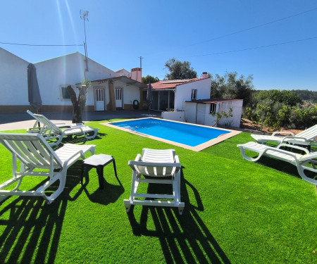 Country house with pool and barbecue