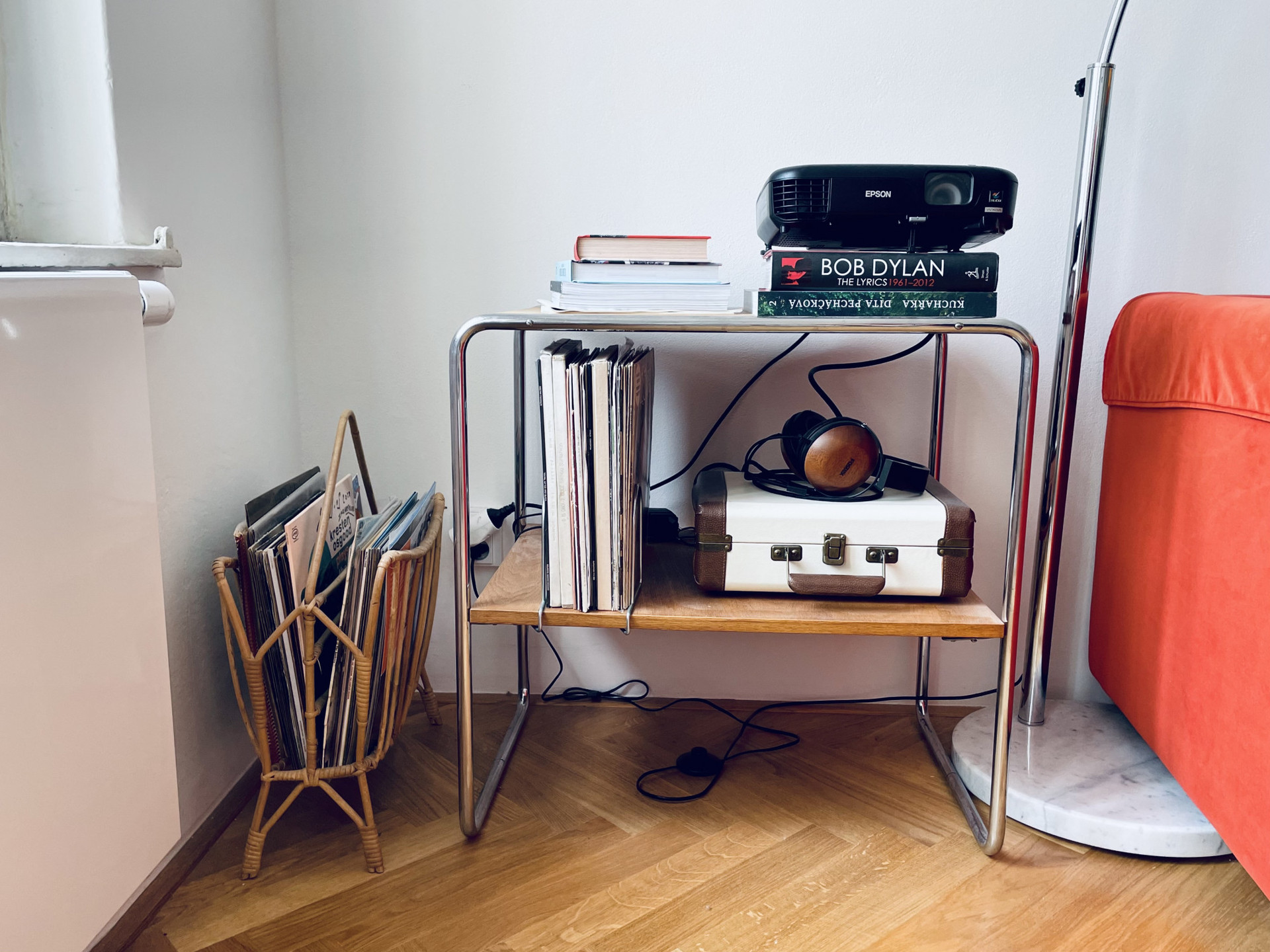 Projector and record player