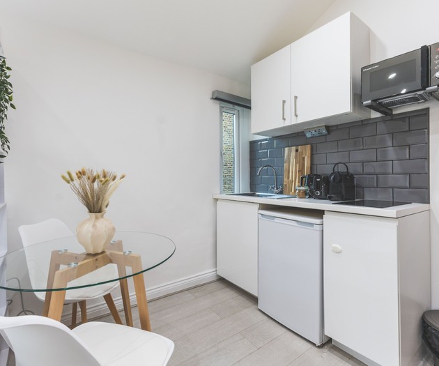 Spacious Cosy Studio Flat Kilburn 03