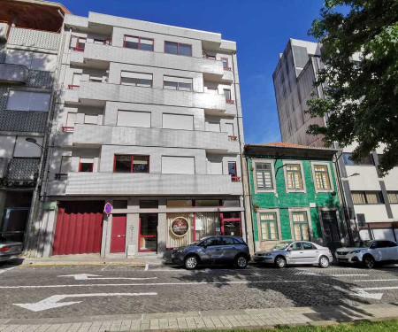 1BR flat with parking and sunroom @ Porto