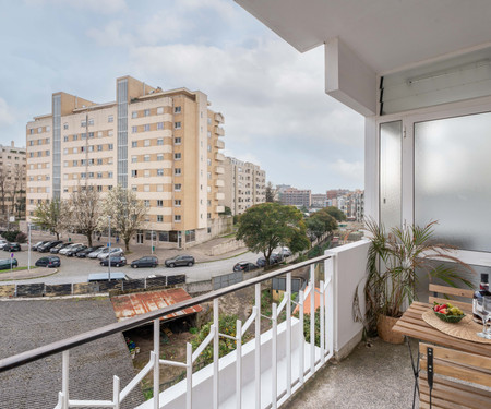 Spacious Modern Flat w/ Balcony