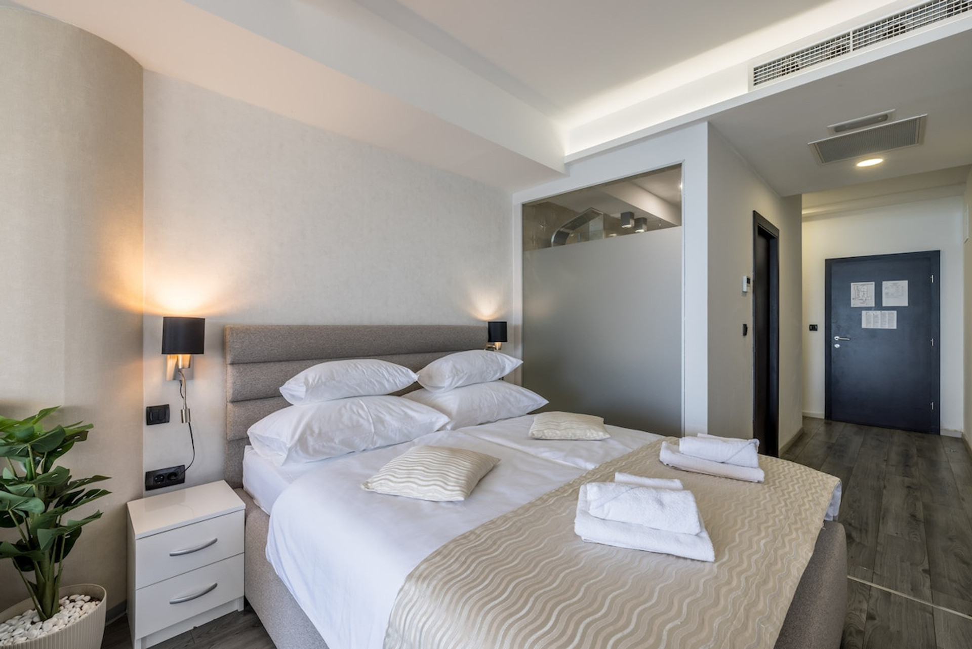 Queen-size bed with nightstands.