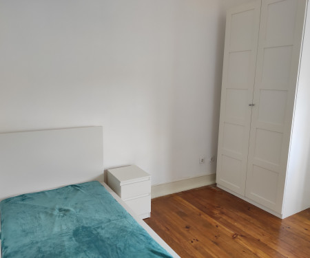 Room in apartment in the center of Amadora II