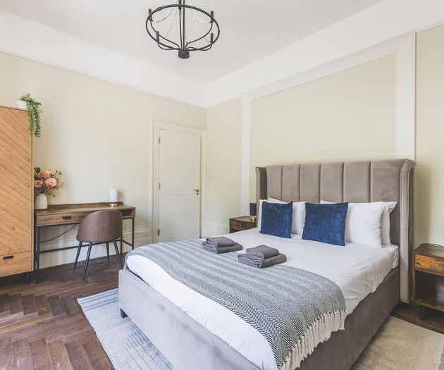 3 bed | Sleeps 7 | Private Parking | Great Locatio