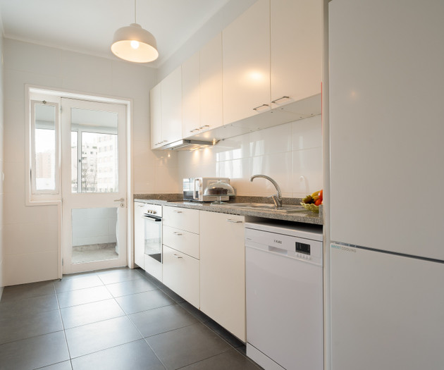 Spacious Modern Flat w/ Balcony