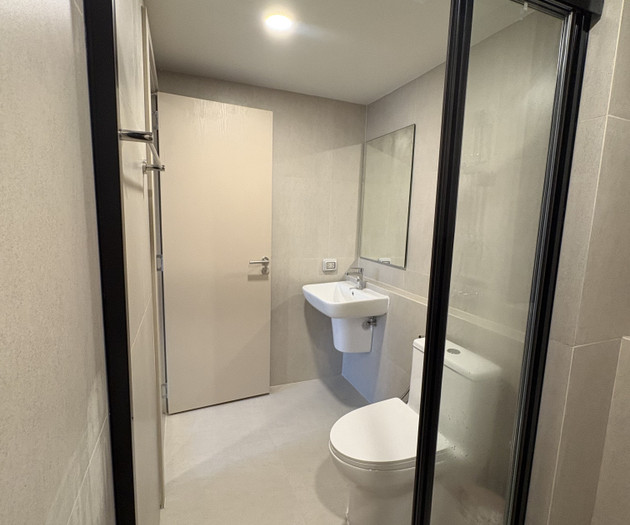 Modern Brand New 2 Bedrooms Condo at quiet corner