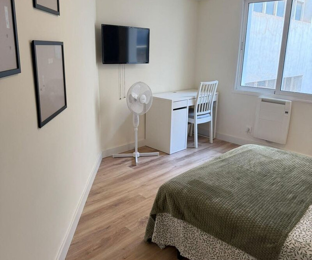 Double bedroom with private bathroom