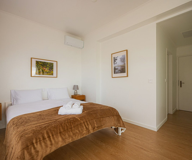 Apartamento espaçoso com 2 quartos, varanda, piscina e vista para a baía