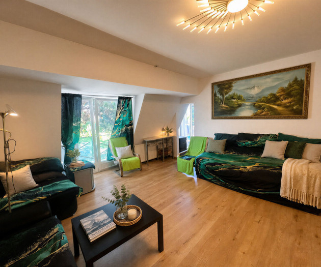 Flat next to the tourist center. Free P parking.