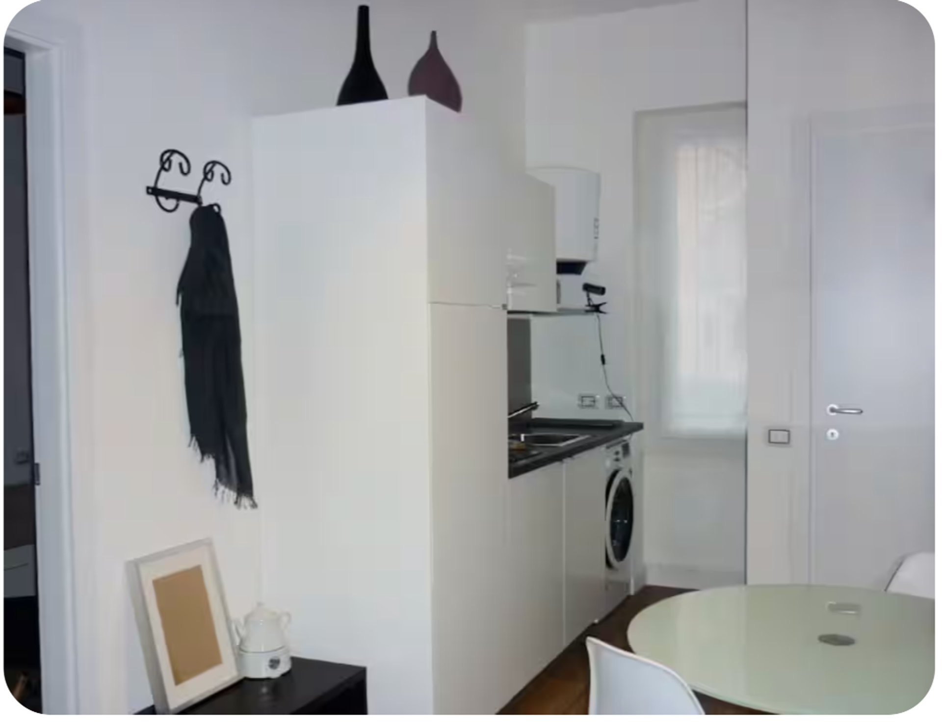Kitchen area with dining table