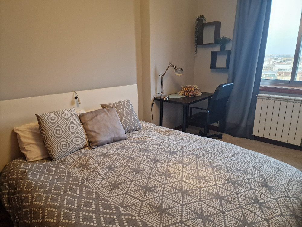 Spacious & Bright Room in City Center preview