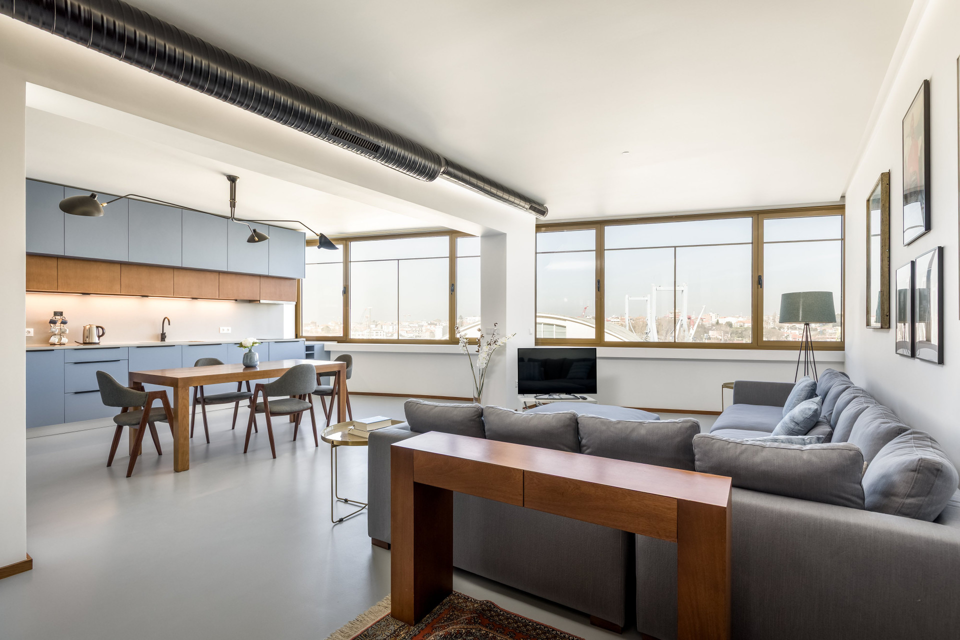 Large open space combining living room, dining area and kitchen