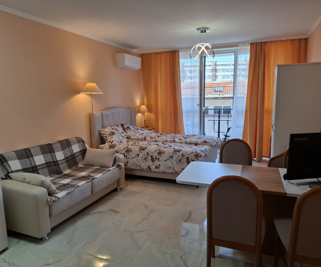 Light studio with balcony close to sea and center