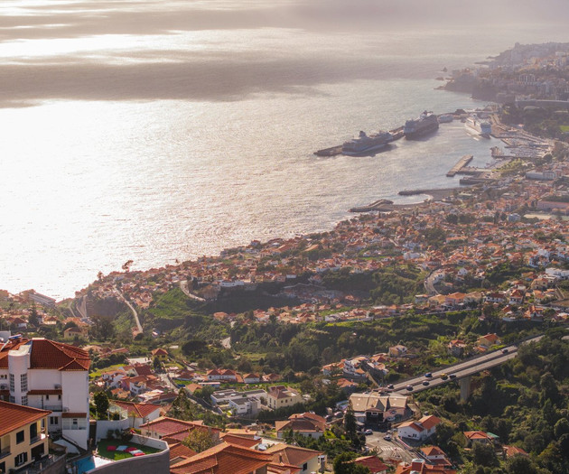 Apartamento de 2 dormitorios con jardín, piscina y vistas a la bahía sobre Funchal