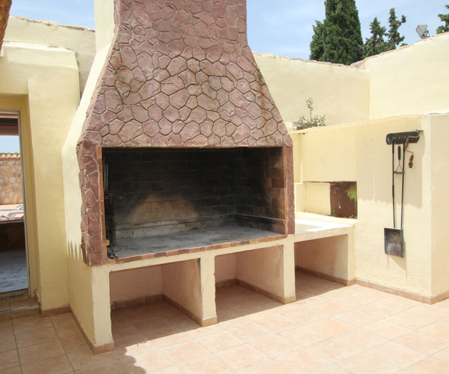 Outdoor barbecue fireplace