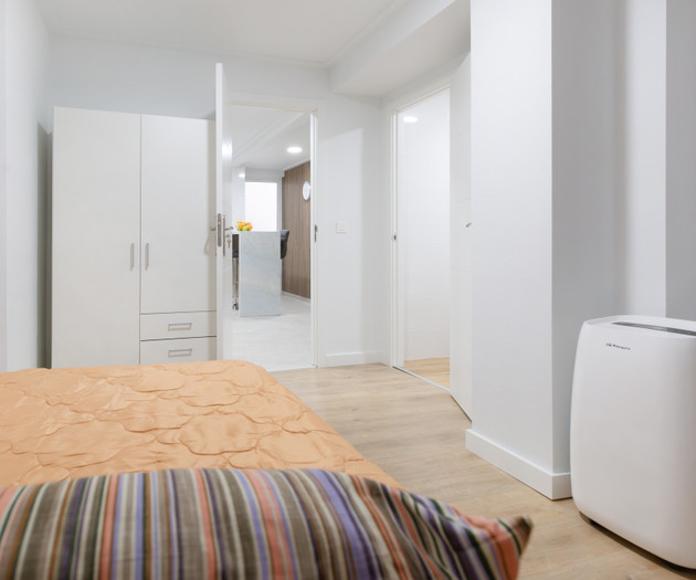 Room with private bathroom in the city center (3)