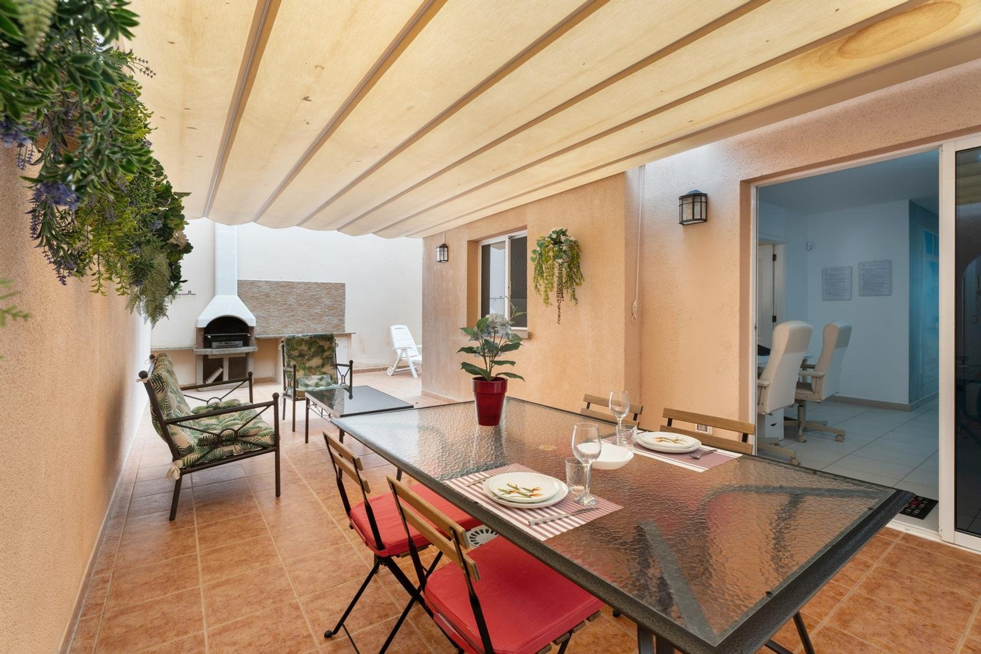 Covered terrace with dining table