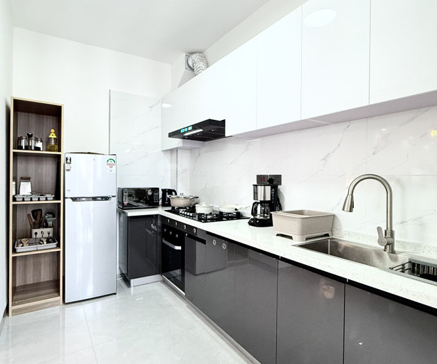 Airy 17th Floor 2BR: City Views, Balcony & Pool