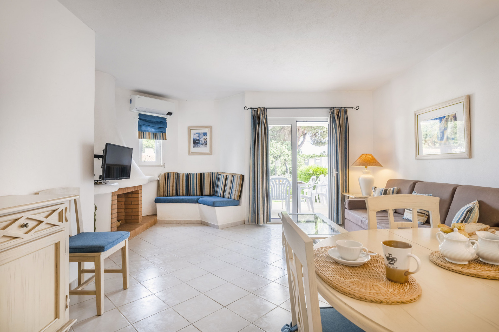 Living Room with Flat-Screen TV, Dining Table, Double Sofa-Bed and A/C
