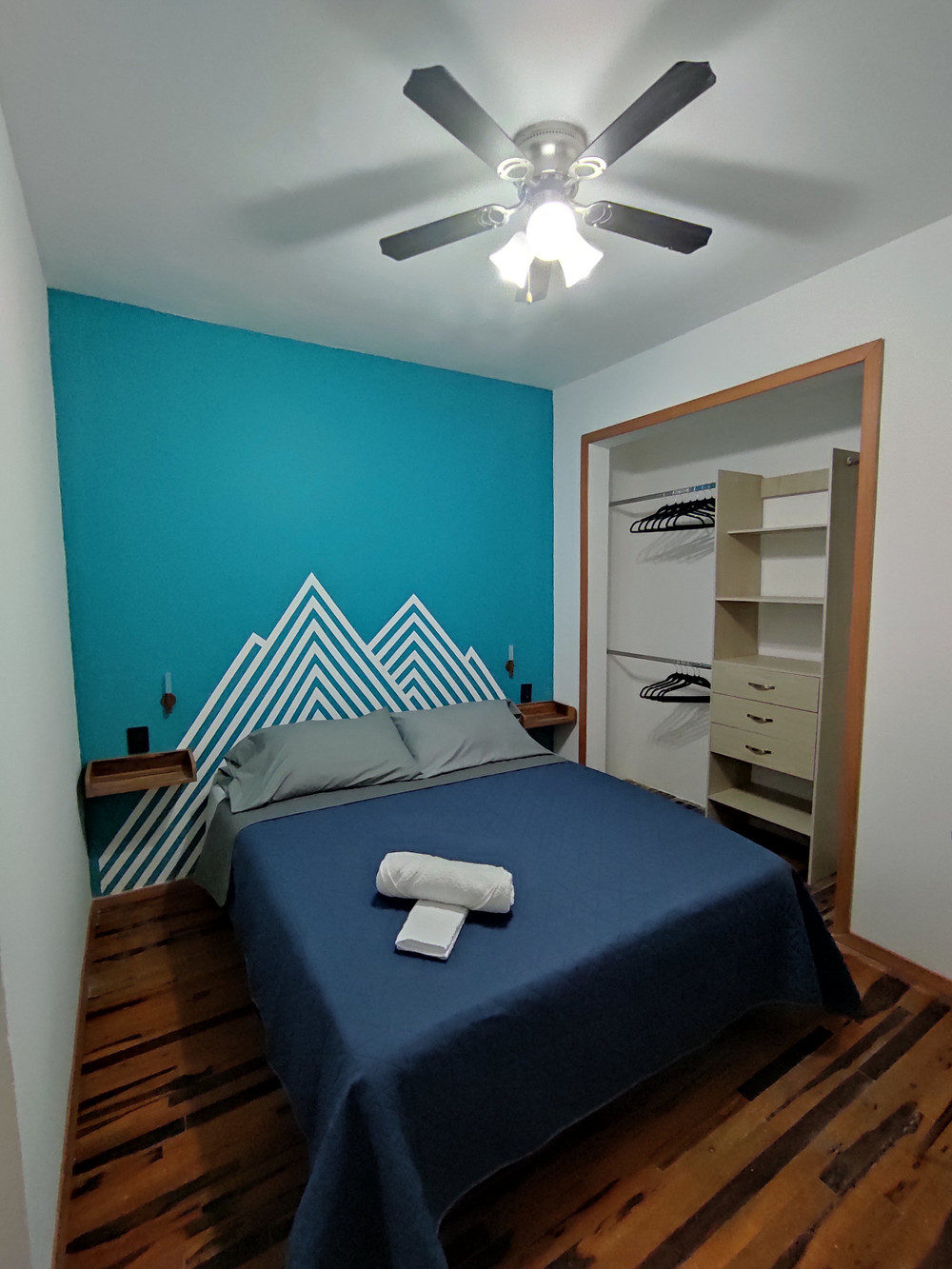 Spacious en-suite Queen Bed & Desk Great Location! preview