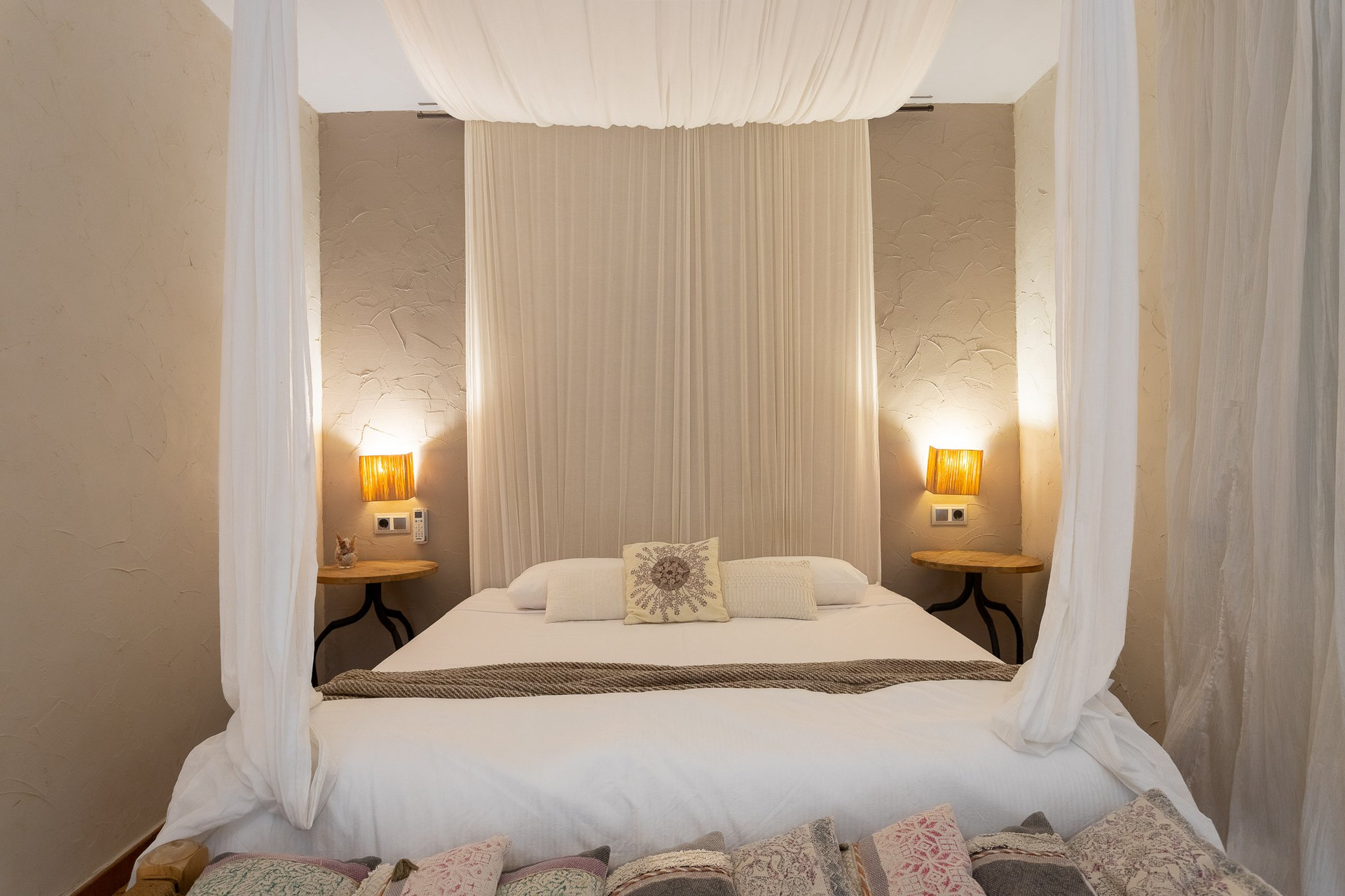 Elegant canopy bed suite