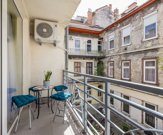Charming 1-BR with Balcony View & Free Parking