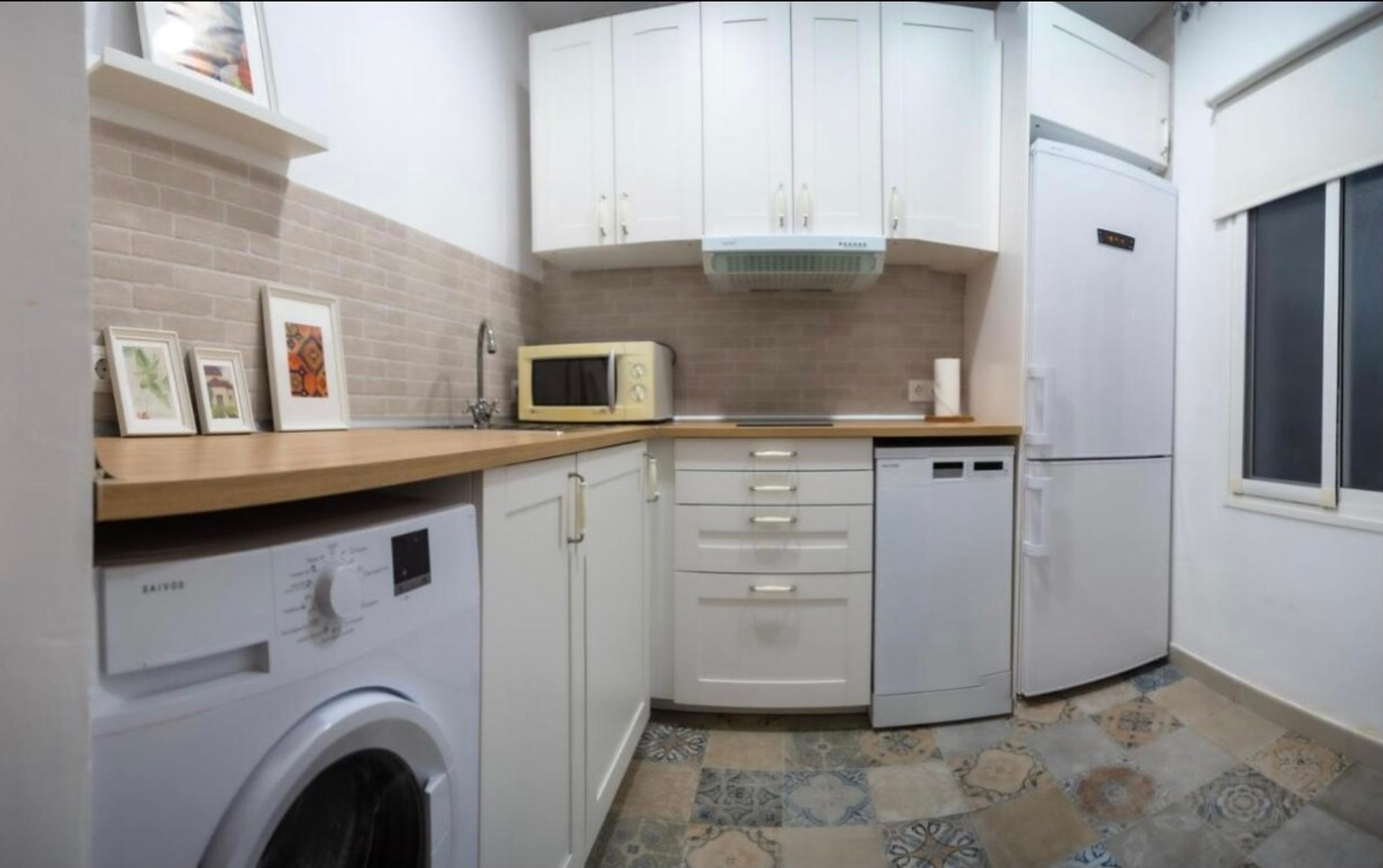 Full kitchen image 1
