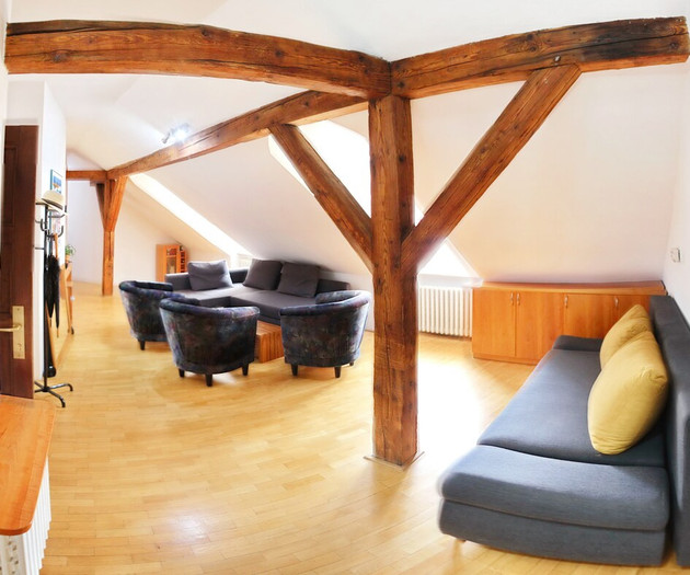 CLASSY Attic ROOM Downtown w/ Workplace & Monitor