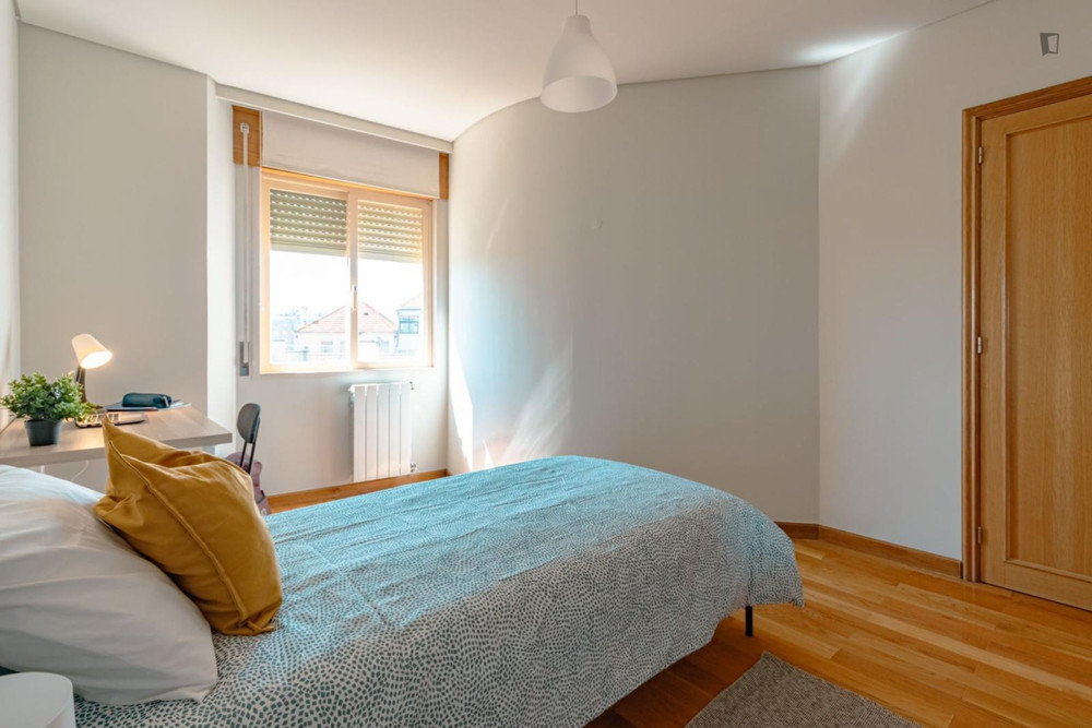 Fantastic bedroom in a 6-bedroom apartment-Room 1 preview