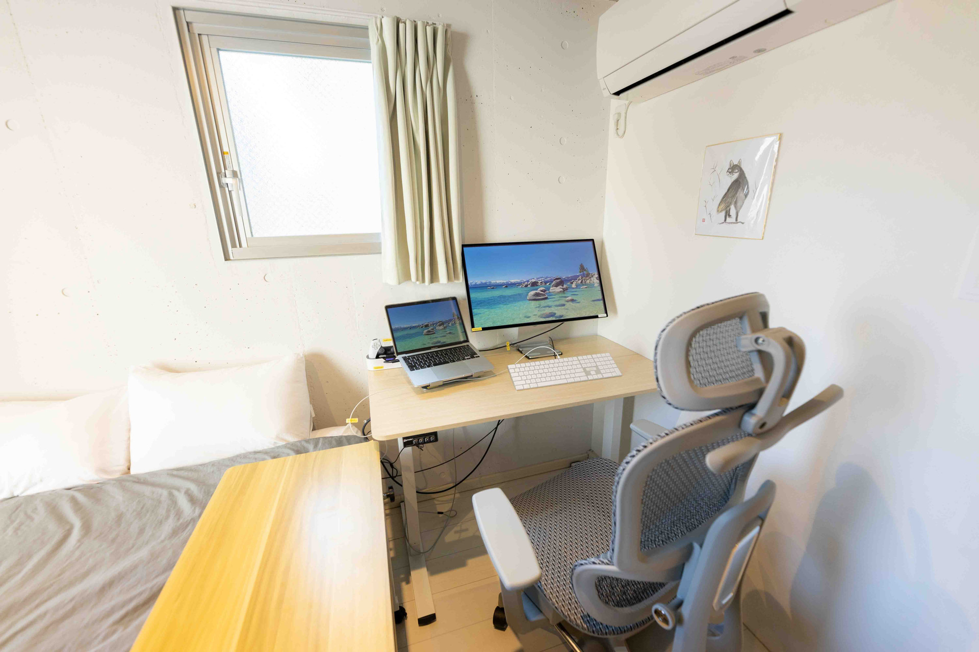 A king-size bed (made by joining two single beds), a height-adjustable desk, an Apple Studio Display, and a PlayStation 5 are all provided. Although it’s close to lively areas, the neighboring park makes the environment quiet and relaxing.
