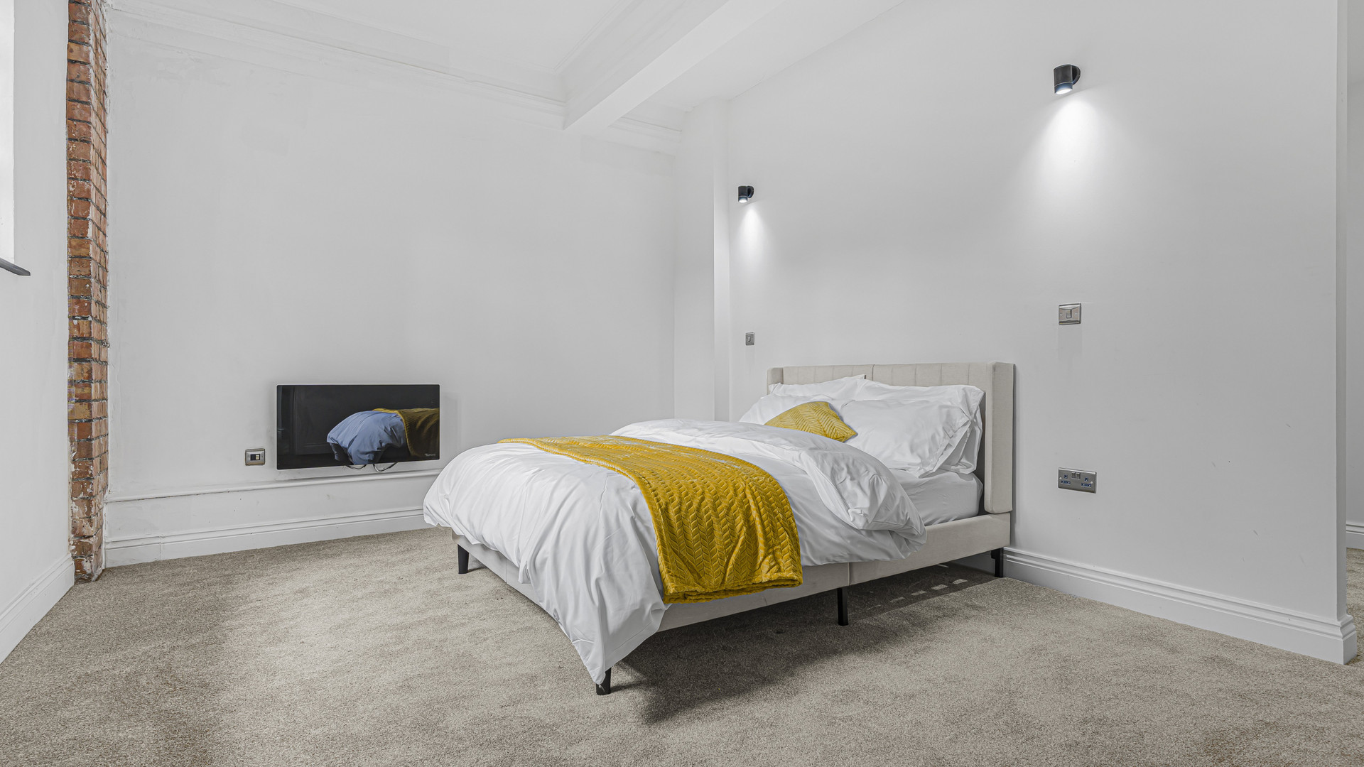 Spacious bedroom with double bed
