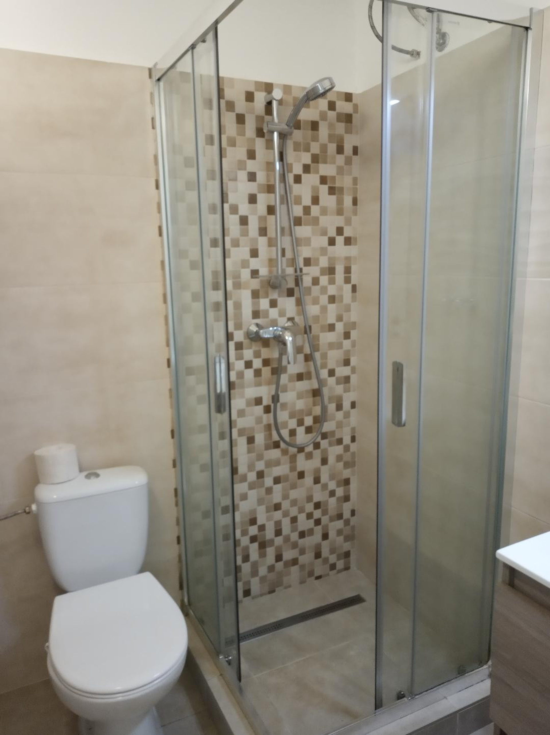 bathroom with shower 