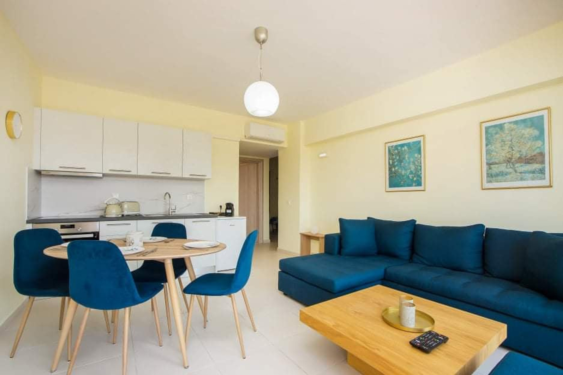 Fully equipped kitchen with dining table