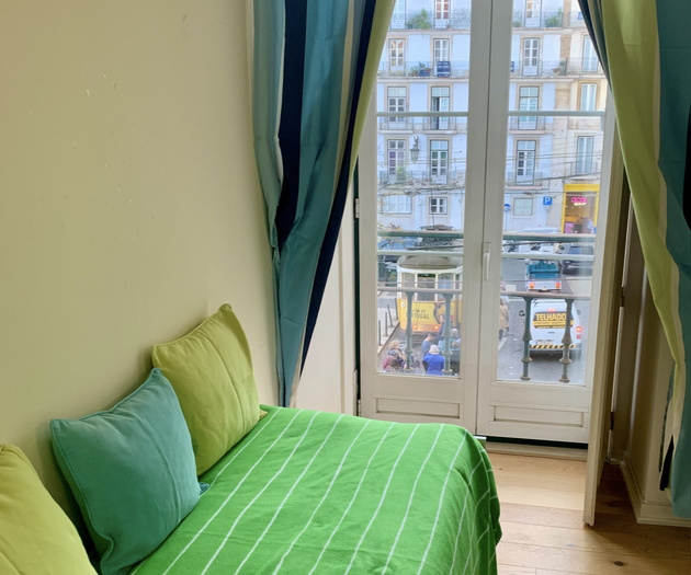 Bright 2-Bed Flat with Balconies to Camões square