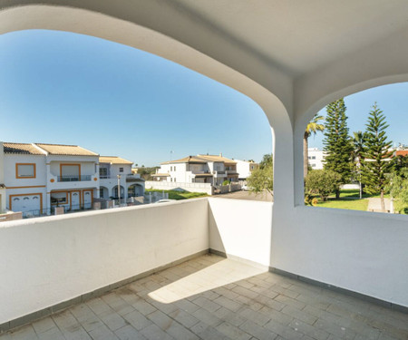 Sunny Spacious House | Terrace & Free Parking