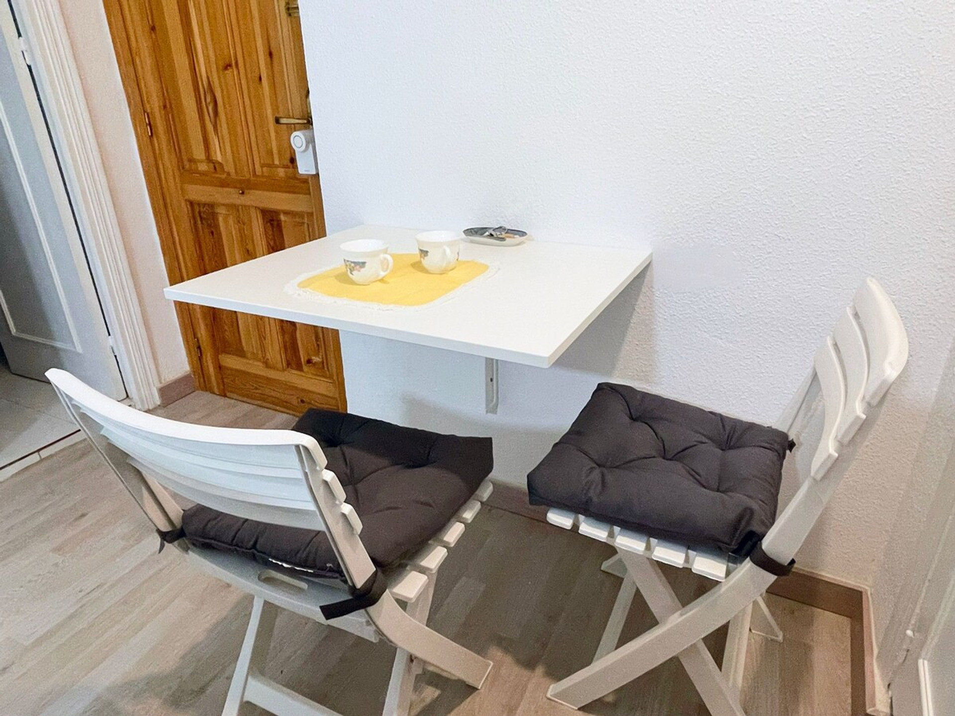 Folding table 