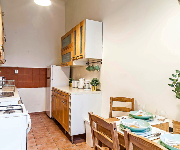 Bright 18 m2 Room in Central Budapest