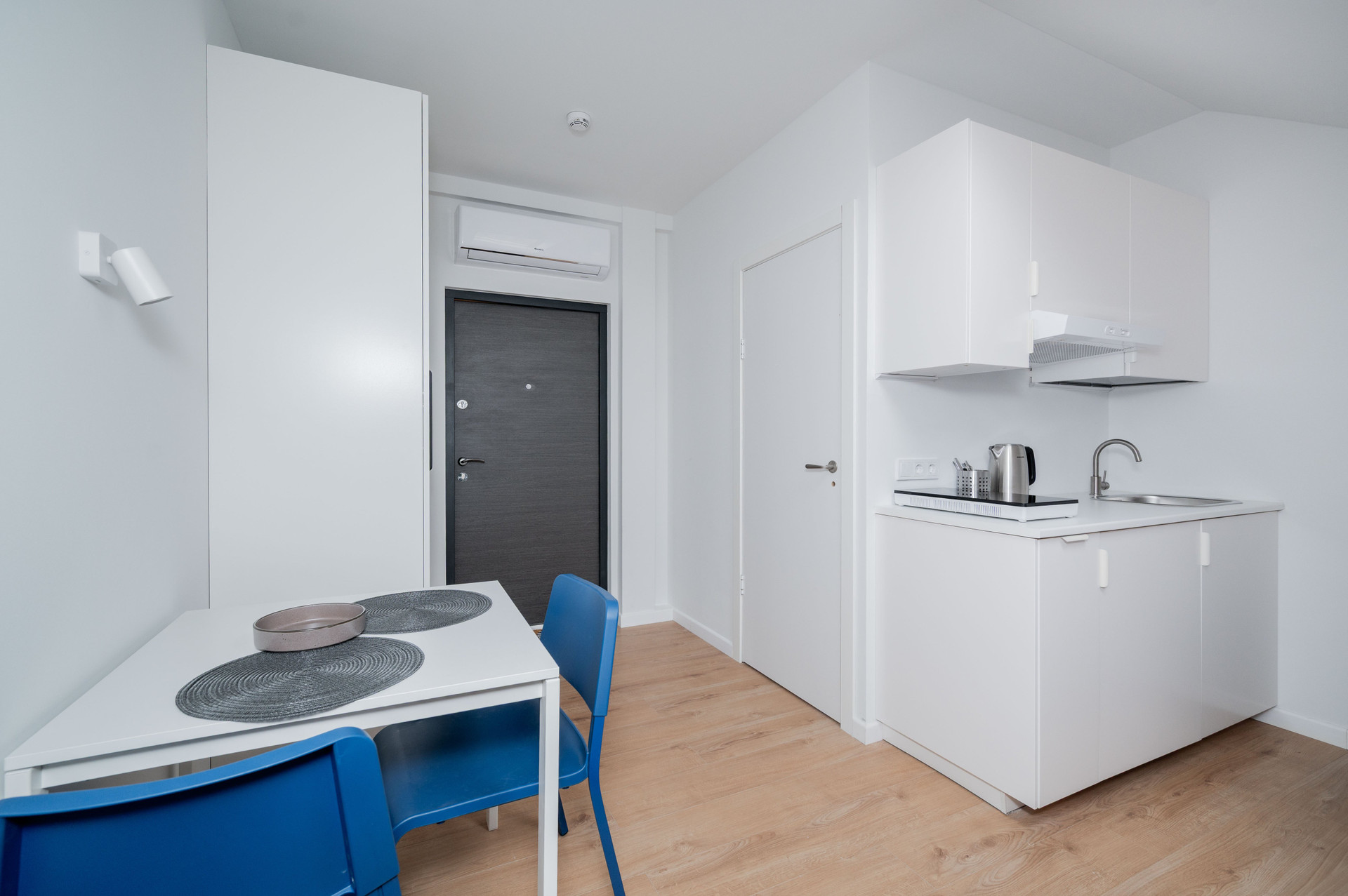 Kitchenette and dining area
